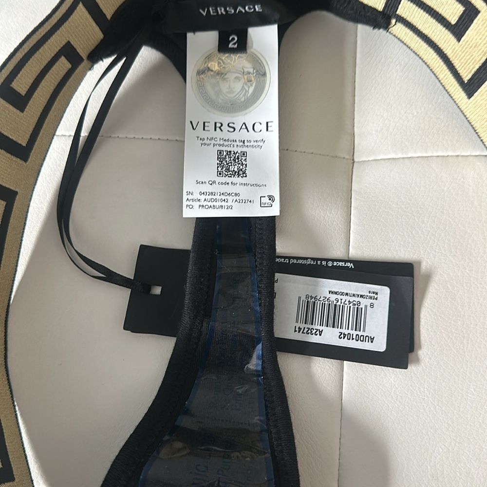 Versace - Picture 3 of 4